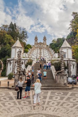 Braga, Portekiz - 16 Ekim 2017: Bom Jesus do Monte Sığınağı Barok merdiveni Braga, Portekiz