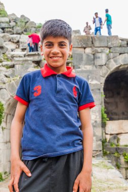 Umm Qais, Ürdün - 30 Mart 2017: Genç turist Umm Qais 'deki Batı Tiyatrosu kalıntılarını ziyaret etti