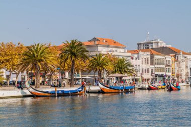 Aveiro, Portekiz - 14 Ekim 2017: Aveiro, Portekiz 'de geleneksel renkli Moliceiro tekneli kanal