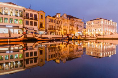 Aveiro, Portekiz - 14 Ekim 2017: Portekiz 'in Aveiro şehrinde geleneksel renkli Moliceiro teknelerinin bulunduğu bir kanal gece manzarası
