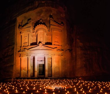 Antik Petra, Ürdün 'deki Hazine Tapınağı (Hazine) önündeki mumlar