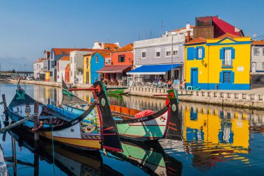 Aveiro, Portekiz - 14 Ekim 2017: Portekiz, Aveiro 'da bir kanalda geleneksel renkli Moliceiro teknesi