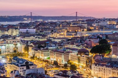 Gecenin silüeti Lizbon, Miradouro da Graca bakış açısından, Portekiz
