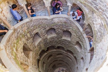 Sintra, Portekiz - 9 Ekim 2017: Portekiz 'in Sintra kentindeki Quinta da Regaleira kompleksindeki Poco Iniciatico Merdiveni (Başlangıç Kuyusu)