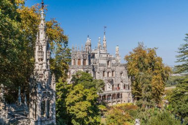Portekiz, Sintra 'daki Quinta da Regaleira kompleksindeki taş binalar