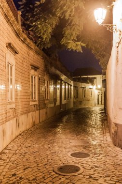 Faro, Portekiz 'in Cidade Velha kentindeki bir caddenin akşam manzarası.