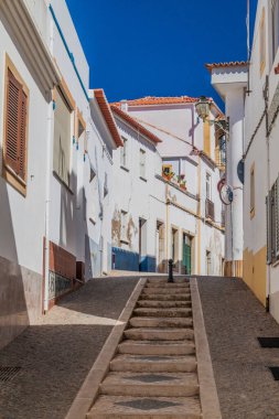 Portekiz 'in eski Lagos kasabasında dik bir sokak..