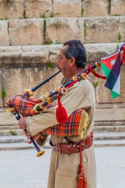 Jerash, Ürdün - 1 Nisan 2017: Jerash, Ürdün 'deki Güney Tiyatrosu' nda Müzisyen