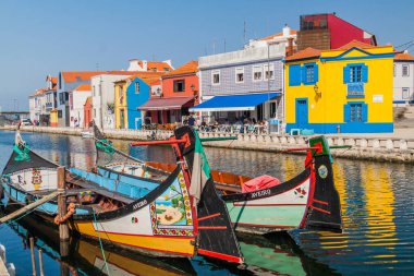 Aveiro, Portekiz - 14 Ekim 2017: Aveiro, Portekiz 'de geleneksel renkli Moliceiro tekneli kanal