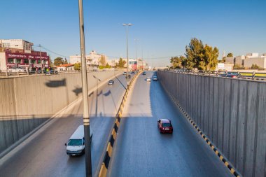 Amman, Jordan - 4 Nisan 2017: Amman, Ürdün 'deki Al-Shahid caddesinde trafik