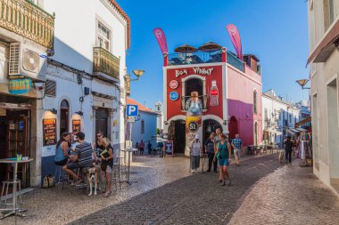 Lagos, Portekiz - 6 Ekim 2017: Portekiz 'in eski Lagos kentindeki sokakları görmek.