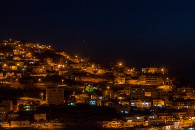 Wadi Musa 'da bir gece, Ürdün' deki Petra arkeoloji sahasına yakın bir kasaba.