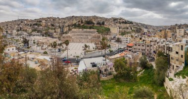 Amman, Ürdün - 19 Mart 2017: Roma Tiyatrosu ile Amman Panoraması, Ürdün.