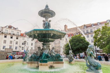 Lizbon, Portekiz - 8 Ekim 2017: Lizbon, Portekiz 'deki Kral Pedro Iv Meydanı' nda Çeşme