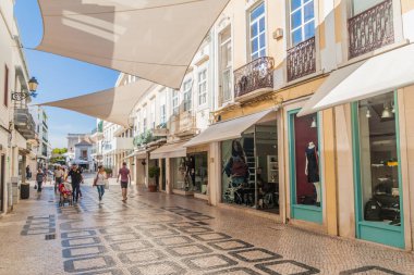 Faro, Portekiz - 5 Ekim 2017: Faro, Portekiz 'in merkezinde bir sokak manzarası.