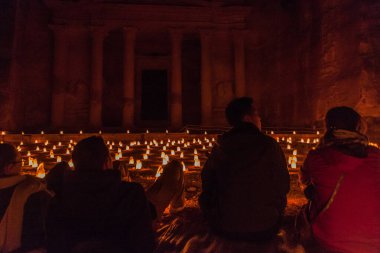 Petra, Ürdün - 22 Mart 2017: Turistler Ürdün 'ün Petra kentindeki El Hazine Tapınağını (Hazine) gözlemlediler