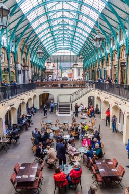 Londra, Birleşik Krallık - 4 Ekim 2017: Londra 'daki Covent Garden pazarı.