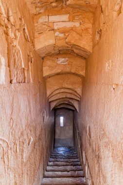 Qasr Kharana, Ürdün - 3 Nisan 2017: Qasr Kharana 'daki Merdiven (bazen Harrana, al-Kharanah, Kharaneh veya Hraneh), doğu Ürdün' deki çöl kalesi