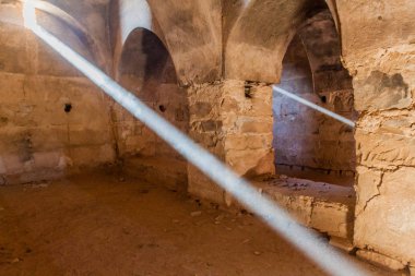 Qasr Kharana, Ürdün - 3 Nisan 2017: Doğu Ürdün 'deki bir çöl kalesi Qasr Kharana' da (bazen Harrana, al-Kharanah, Kharaneh veya Hraneh) bir odaya ışık huzmesi