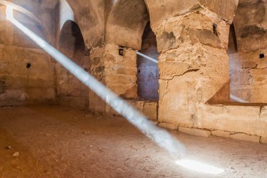 Qasr Kharana 'da (bazen Harrana, al-Kharanah, Kharaneh veya Hraneh) bir odada ışık huzmeleri, doğu Ürdün' deki çöl kalesi