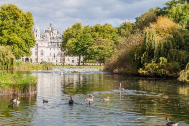 St. James 's Park Gölü' nün arka planında Atlı Muhafız Geçit Töreni binası, Londra, İngiltere