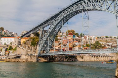 Dom Luis köprüsü Porto, Portekiz 'deki Douro nehri üzerinde.