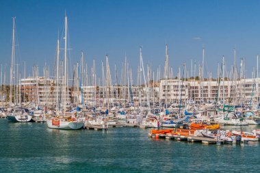 Lagos, Portekiz - 6 Ekim 2017: Lagos Marina, Portekiz 'de tekneler.