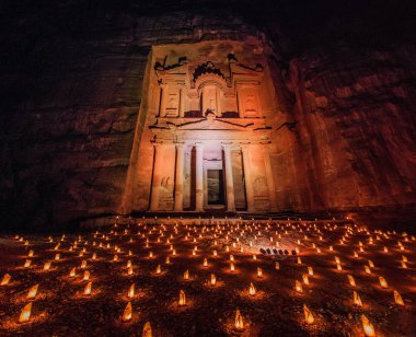 Antik Petra, Ürdün 'deki El Khazneh tapınağının (Trasury) önünde parlayan mumlar