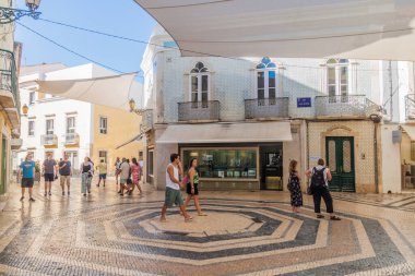Faro, Portekiz - 5 Ekim 2017: Faro, Portekiz 'in merkezinde bir sokak manzarası.