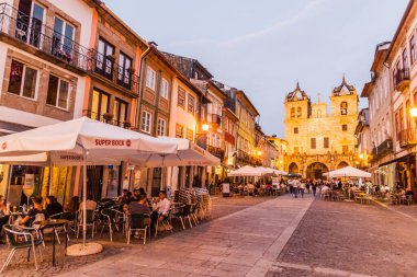 Braga, Portekiz - 15 Ekim 2017: Rua Dom Paio Mendes Caddesi, Portekiz Katedrali