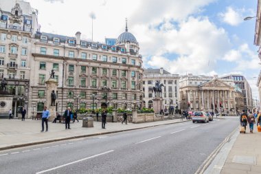 Londra, Birleşik Krallık - 4 Ekim 2017: Londra 'daki Bank yeraltı istasyonu çevresindeki binalar.