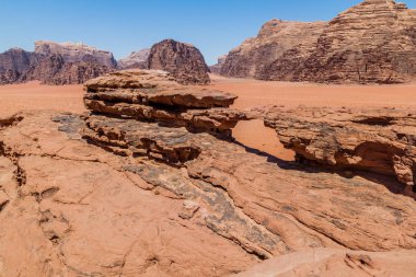 Wadi Rum çölünde küçük bir kaya köprüsü, Jordan.