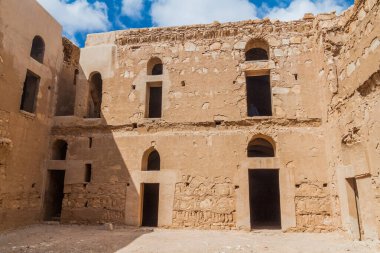 Qasr Kharana 'nın avlusu (bazen Harrana, al-Kharanah, Kharaneh, Kharana veya Hraneh), doğu Ürdün' deki çöl kalesi.