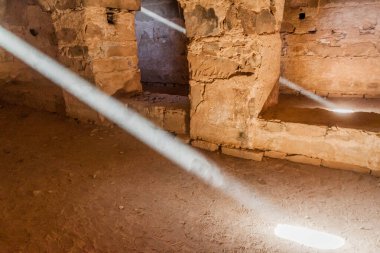 Qasr Kharana, Ürdün - 3 Nisan 2017: Doğu Ürdün 'deki bir çöl kalesi Qasr Kharana' da (bazen Harrana, al-Kharanah, Kharaneh veya Hraneh) bir odaya ışık huzmesi