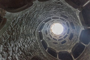 Portekiz, Sintra 'daki Quinta da Regaleira kompleksinde Poco Iniciatico (Başlangıç Kuyusu)