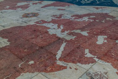 Lizbon, Portekiz - 11 Ekim 2017: Lizbon 'daki Padrao dos Descobrimentos (Keşifler Anıtı) Keşifleri Haritası