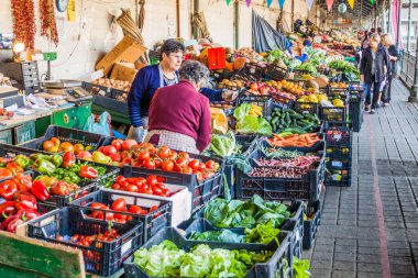 Porto, Portekiz - 18 Ekim 2017: Porto, Portekiz 'deki Mercado do Bolhao pazarında meyve ve sebze tezgahları