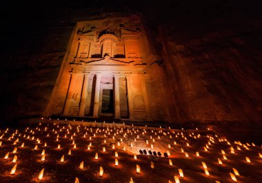 Antik Petra, Ürdün 'deki Hazine Tapınağı (Hazine) önündeki mumlar
