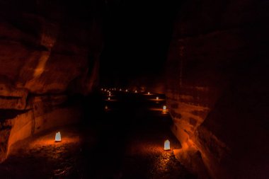 Gece Petra boyunca Siq (dar geçit, antik Petra 'nın ana girişi) boyunca devam eder, Ürdün