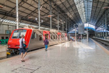 Lizbon, Portekiz - 9 Ekim 2017: Lizbon, Portekiz 'deki Rossio tren istasyonu platformları