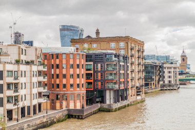 Thames Nehri ve İngiltere 'nin merkezindeki nehir kenarındaki binalar