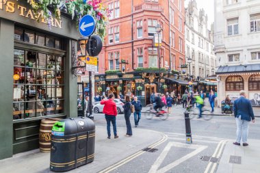 Londra, Birleşik Krallık - 4 Ekim 2017: Londra 'da St Martins Lane' deki barlar