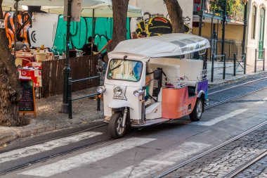 Lizbon, Portekiz - 8 Ekim 2017: Lizbon, Portekiz 'in merkezinde Tuk tuk