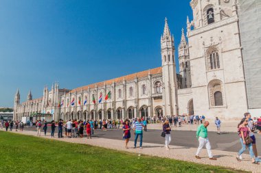Lizbon, Portekiz - 11 Ekim 2017: İnsanlar Lizbon, Portekiz 'deki Jeronimos (Hieronymitler) manastırını ziyaret etti