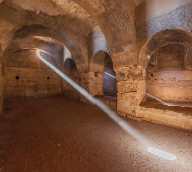 Qasr Kharana 'da (bazen Harrana, al-Kharanah, Kharaneh veya Hraneh) bir odada ışık huzmeleri, doğu Ürdün' deki çöl kalesi