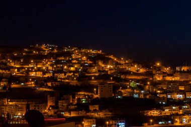 Wadi Musa 'da bir gece, Ürdün' deki Petra arkeoloji sahasına yakın bir kasaba.