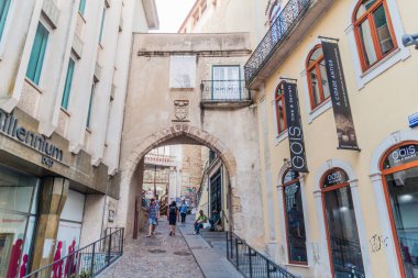 Coimbra, Portekiz - 13 Ekim 2017 Coimbra 'nın merkezinde dar bir sokak.