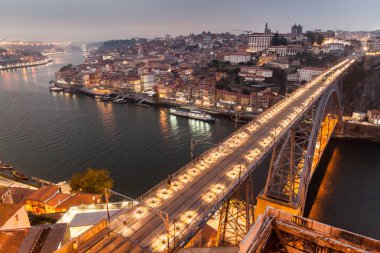 Portekiz, Porto 'daki Douro nehri üzerindeki Dom Luis Köprüsü' nün akşam manzarası