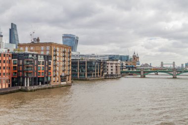 Thames Nehri ve İngiltere 'nin merkezindeki nehir kenarındaki binalar