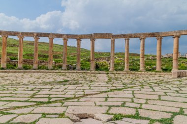 Ürdün 'ün Jerash kentindeki Forum' da sütunlar